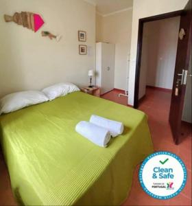 a bedroom with a bed and a dresser at Alojamento Espigas in Azoia