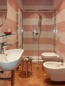 bagno con 2 lavandini, doccia e servizi igienici di B&B Le Col-vert a Lido di Dante