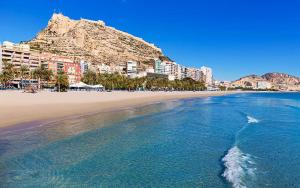 アリカンテにあるCasaTuris Estudio vistas increíbles en Centro de Alicante A115の山を背景に広がるビーチの景色