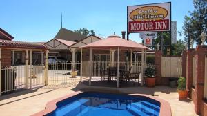 a restaurant with a swimming pool in front of a building at Dalby Mid Town Motor Inn in Dalby