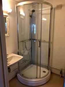 W łazience znajduje się prysznic i umywalka. w obiekcie Finnskogen hyttegrend w mieście Skasenden