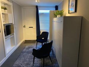 een woonkamer met 2 stoelen en een deur bij ANdesluis in Deventer