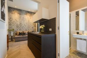 A kitchen or kitchenette at Mysuiteshome Apartments Még 37 kép