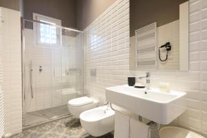 A bathroom at Mysuiteshome Apartments