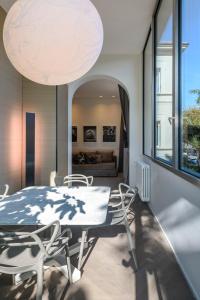 A seating area at Mysuiteshome Apartments
