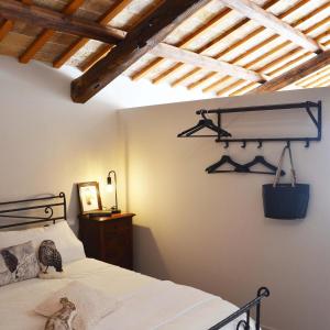 a bedroom with a bed and a ceiling with beams at B&B Le Col-vert in Lido di Dante