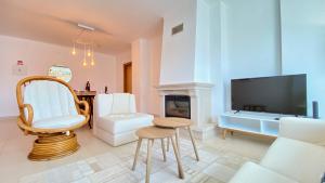 een woonkamer met een open haard en een televisie bij Amazing Baleal Beach Apartment - Kila I in Ferrel