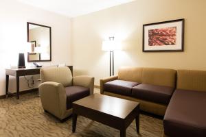 una sala de estar con sofá y sillas en una habitación de hotel en Holiday Inn Express & Suites Aiken, an IHG Hotel, en Aiken