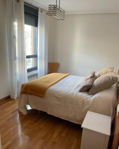 A bed or beds in a room at Apartamento Paseo de la Losa
