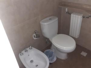 A bathroom at Hotel Posada Terrazas con pileta climatizada