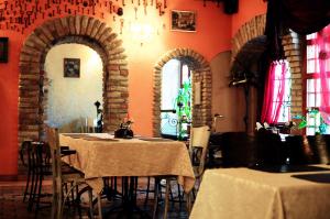 una sala da pranzo con tavoli, sedie e pareti rosse di Gabi B&B a Vilnius