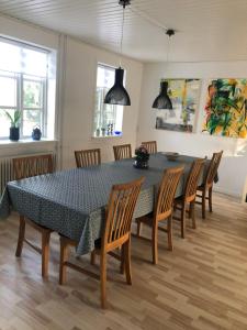BrusaaUdlejning في Nibe: غرفة طعام مع طاولة وكراسي