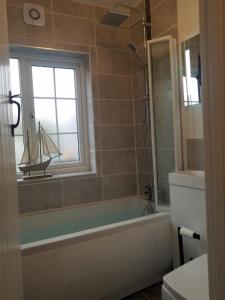 Phòng tắm tại Kingfisher Riverside Cottage