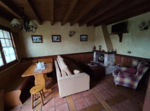 sala de estar con sofá y mesa en Asturias Apartamentos Rurales Naveces, en Naveces