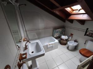 Koupelna v ubytování Asturias Apartamentos Rurales Naveces + 16 fotografií
