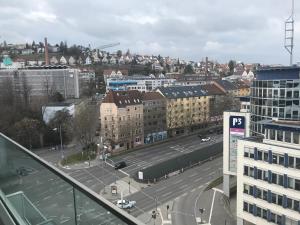 una vista aérea de una ciudad con aparcamiento en Sky Aparthotel, en Stuttgart