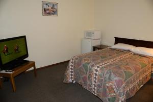 A bed or beds in a room at Starlite Motel