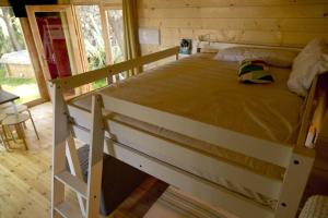 Etagenbett in einer Hütte mit Holzboden in der Unterkunft Les Moreres in Gandía
