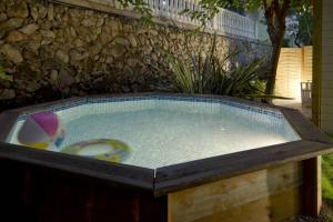 ein Becken mit zwei Kugeln. in der Unterkunft Les Moreres in Gandía