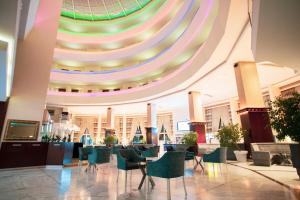 a lobby with chairs and a large ceiling at Afyon Orucoglu Thermal Resort in Afyon