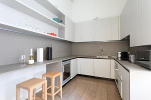 Kuchyňa alebo kuchynka v ubytovaní Infinite House Guglie