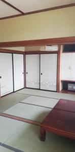 Habitación grande con ventanas y mesa. en Suijin Hotel - Vacation STAY 38314v en Chichibu