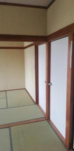 una stanza vuota con porta e finestre di Suijin Hotel - Vacation STAY 38314v a Chichibu