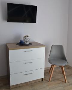 TV a/nebo společenská místnost v ubytování Międzywodami Jastarnia