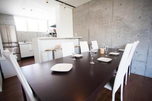 Kuchyň nebo kuchyňský kout v ubytování Full Circle Apartments