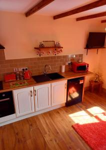 Dapur atau dapur kecil di A New U Country Cottage Apartment 2