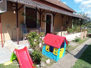 a toy house in the yard of a house at Olga Vendégház in Abádszalók