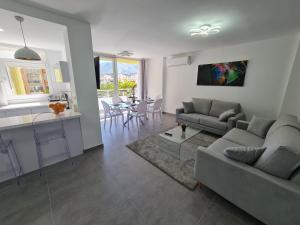 Ruang duduk di Modern 3 Bedroom Luxury Apartment in Torremolinos