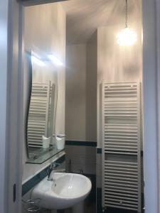 een badkamer met een wastafel en een spiegel bij Palinuro Centro in Palinuro
