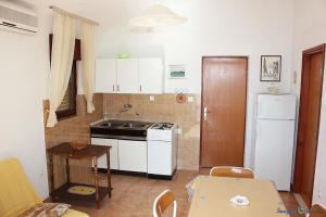 Kuchyňa alebo kuchynka v ubytovaní Apartment in Pisak with sea view, balcony, air conditioning, Wi-Fi (4722-4)