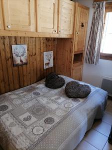 ein Schlafzimmer mit einem Bett mit zwei Kissen darauf in der Unterkunft cimes d'or in Les Contamines-Montjoie