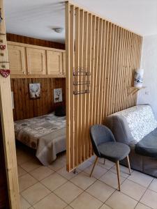 Ένα ή περισσότερα κρεβάτια σε δωμάτιο στο cimes d'or