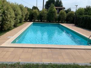 Basen w obiekcie Charming Attic Apartment With Balcony & Swimming Pool lub w pobliżu