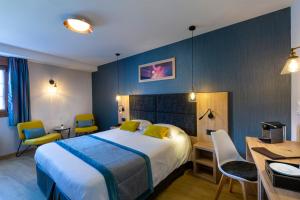 Кровать или кровати в номере Hôtel L'Escale - Piscine & SPA