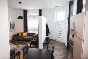 ein Wohnzimmer mit einem Tisch und einem Sofa in der Unterkunft 'tBegijnhof in Gent