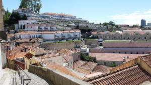 vistas a una ciudad con edificios y tejados en Modern house - air cond, free parking, breakfast, en Vila Nova de Gaia