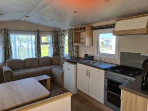 een keuken en woonkamer van een caravan bij Chalet Playa direct aan zee in IJmuiden in IJmuiden