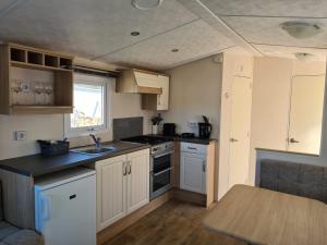 A kitchen or kitchenette at Chalet Playa direct aan zee in IJmuiden