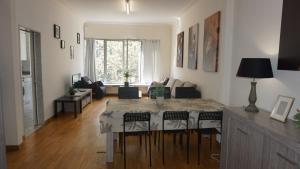 cocina y sala de estar con mesa y sillas en Belga Apartment 3 bedrooms., en Amberes