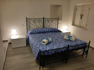 una camera con un letto con due cuscini sopra di Alba Del Borgo a Recanati