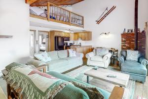 ein Wohnzimmer mit 2 Sofas und einem Tisch in der Unterkunft Linderhof Mountainside 12 in Bartlett