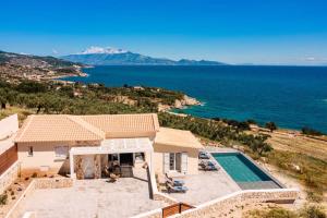 Vista de la piscina de VARDIOLA VILLA o d'una piscina que hi ha a prop