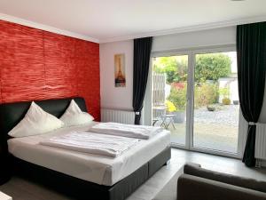 Schlafzimmer mit einem Bett und einer Glasschiebetür in der Unterkunft Apartment Martinstraße 7b in Hannover