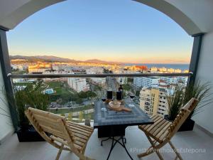 d'une table et de chaises sur un balcon avec vue. dans l'établissement #PrettyPenthouseEstepona, à Estepona