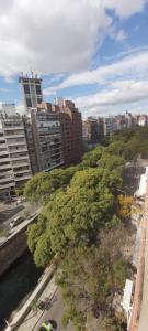 uitzicht op een stad met hoge gebouwen en bomen bij Departamento Cañada Completo in Cordoba