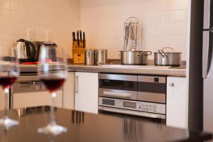 Una copa de vino sobre una mesa en una cocina. en Powder Haven, en Kutchan